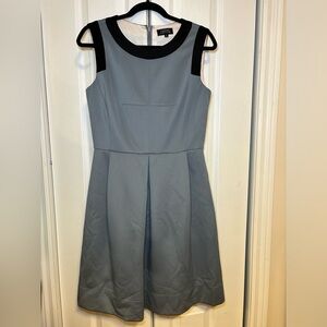 Tahari - Elegant Chic Professional Gray and Black Sleeveless Dress in Size 6